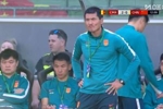 9分钟0-2！邵佳一苦涩噘嘴，肢体语言显得很沮丧